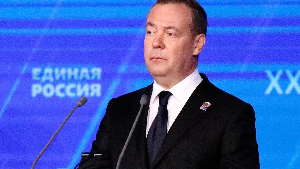 Медведев порассуждал о «жестко нагнувшем» мировую торговую систему Трампе