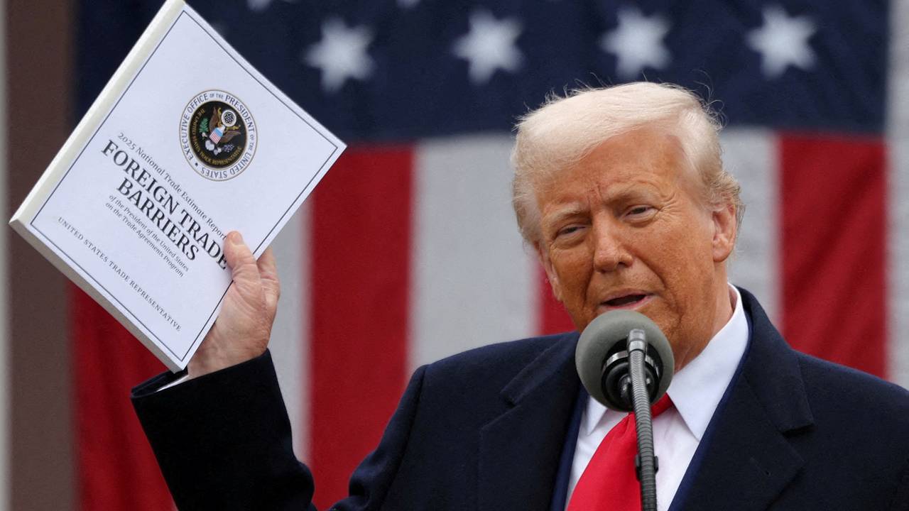 Британский журнал посвятил обложку отрезающему США от остального мира Трампу Британский журнал посвятил обложку отрезающему США от остального мира Трампу