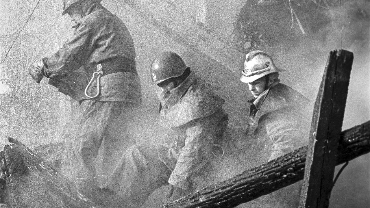 «Дети, вы сейчас умрете!» 75 лет назад военрук устроил теракт в советской школе. За что он убил 20 учеников? «Дети, вы сейчас умрете!» 75 лет назад военрук устроил теракт в советской школе. За что он убил 20 учеников?