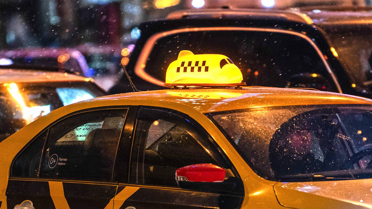 Таксист в Москве довез двух женщин от аэропорта до гостиницы за 19 тысяч рублей Таксист в Москве довез двух женщин от аэропорта до гостиницы за 19 тысяч рублей