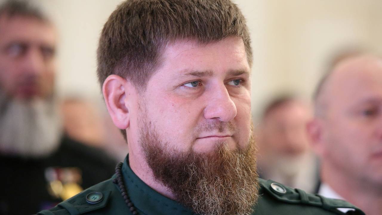 Кадыров поручил выдворить из Чечни семью напавшего на полицейских Кадыров поручил выдворить из Чечни семью напавшего на полицейских