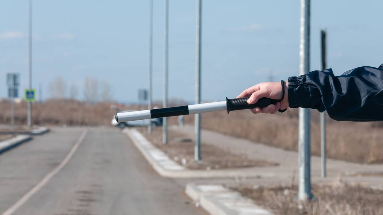 В Чечне выставили на всеобщее обозрение тело подростка, напавшего на пост ДПС. Среди наблюдавших могли быть его родственники В Чечне выставили на всеобщее обозрение тело подростка, напавшего на пост ДПС. Среди наблюдавших могли быть его родственники
