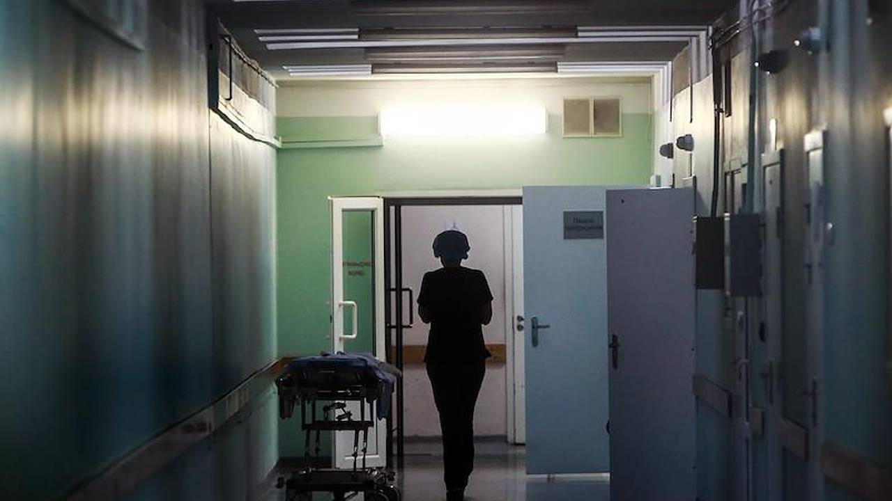 Ворвавшегося в челябинскую школу неадекватного мужчину передали медикам Ворвавшегося в челябинскую школу неадекватного мужчину передали медикам