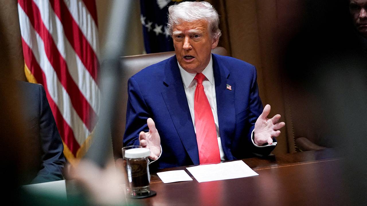 Стало известно об игре Трампа и Си Цзиньпина в гляделки Стало известно об игре Трампа и Си Цзиньпина в гляделки
