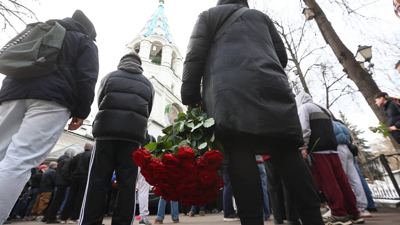 Бывшая жена и родители пришли проститься с Пашей Техником Бывшая жена и родители пришли проститься с Пашей Техником