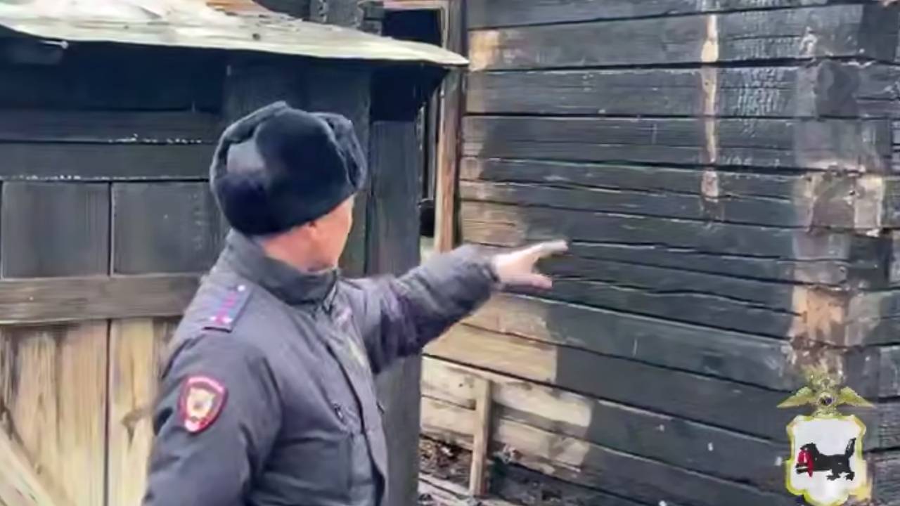 Полицейский в Иркутской области спас из горящего дома трех детей