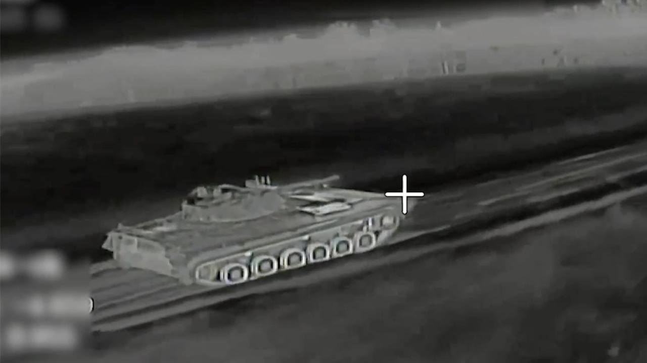 Уничтожение Росгвардией БМП 1 с украинскими военными попало на видео Уничтожение Росгвардией БМП 1 с украинскими военными попало на видео