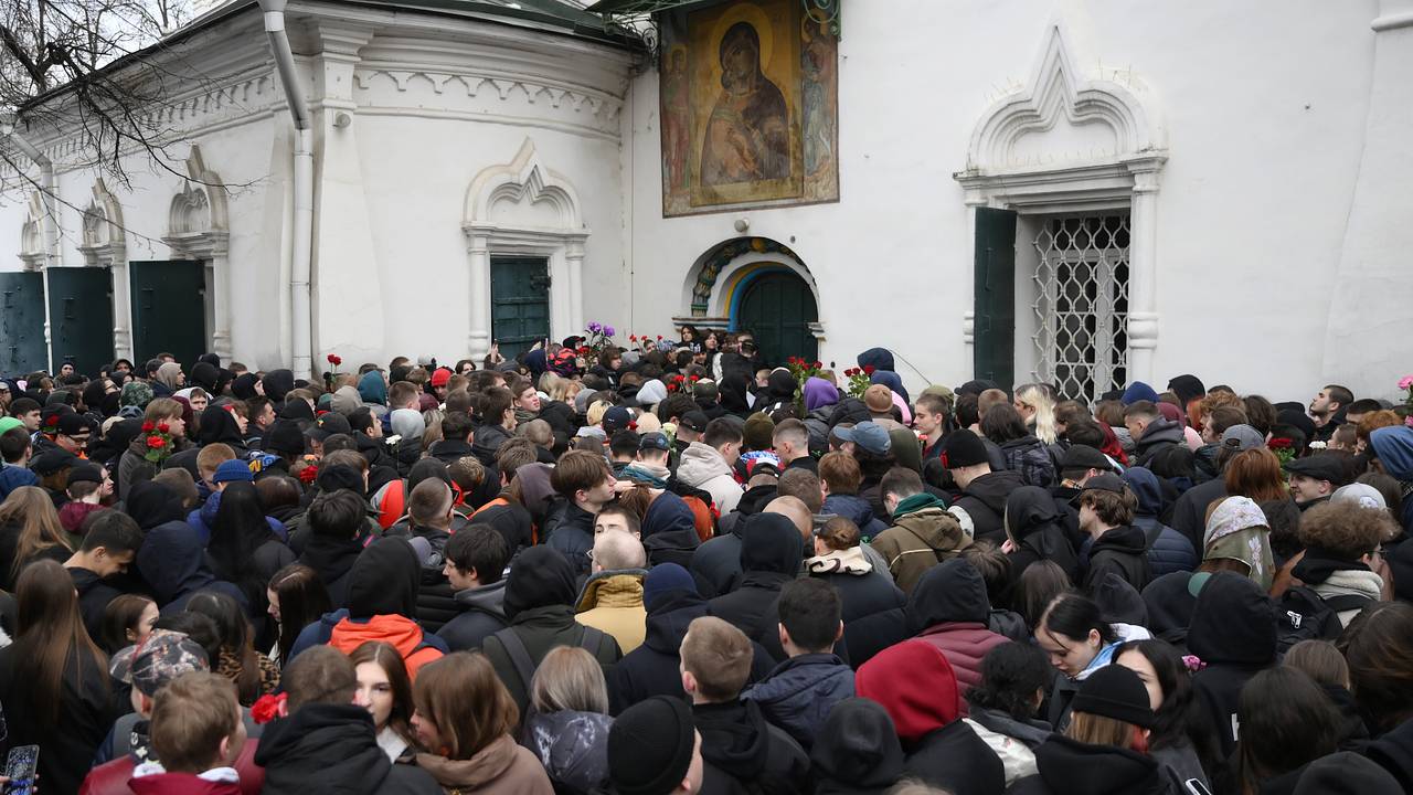 На похоронах Паши Техника собралась толпа и скандирует имя рэпера. Туда стянули бойцов ОМОН, начались задержания На похоронах Паши Техника собралась толпа и скандирует имя рэпера. Туда стянули бойцов ОМОН, начались задержания