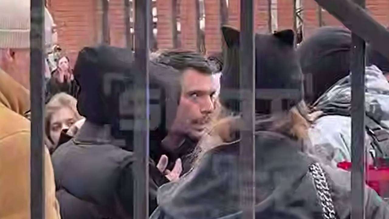 Рэпер Птаха устроил перепалку с полицией на отпевании Паши Техника Рэпер Птаха устроил перепалку с полицией на отпевании Паши Техника