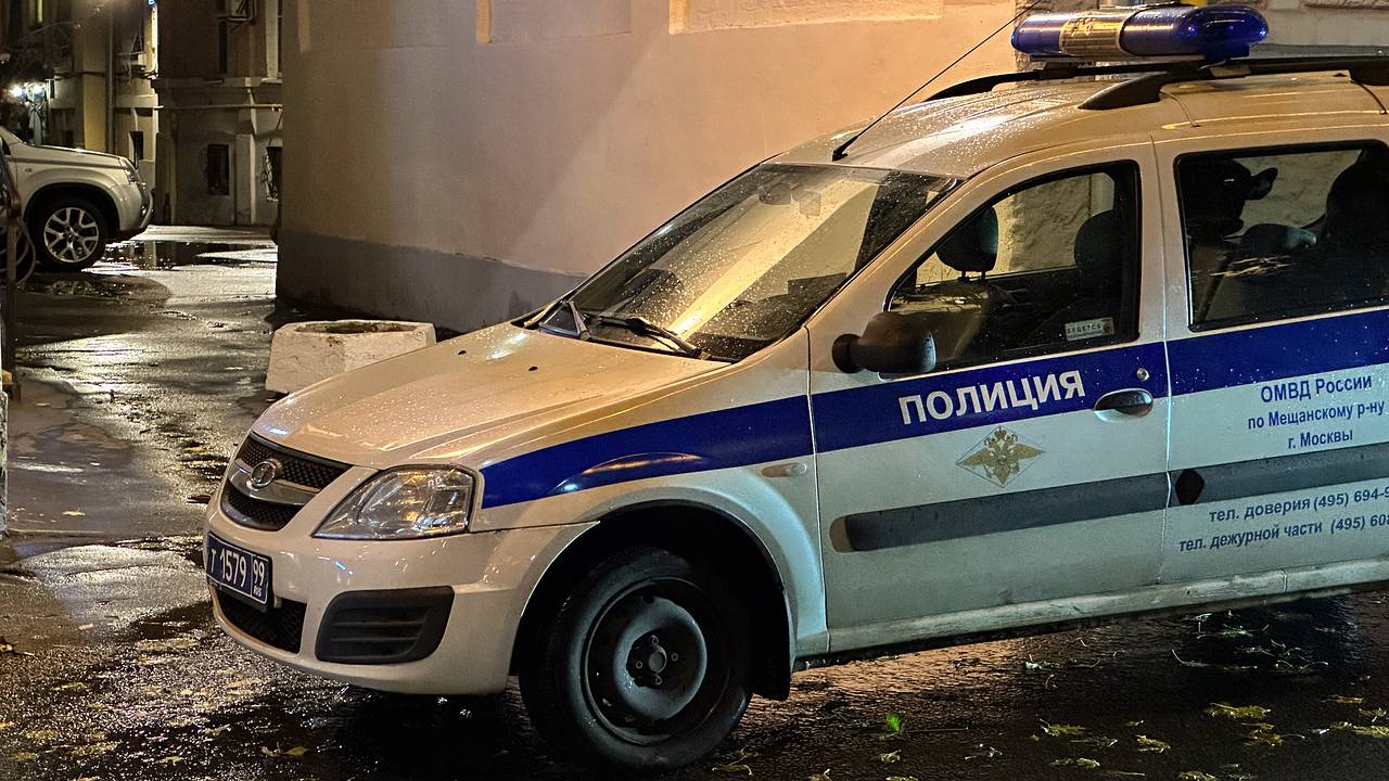 В российском поселке стрелявший в мужчину киллер в костюме химзащиты попал на видео В российском поселке стрелявший в мужчину киллер в костюме химзащиты попал на видео