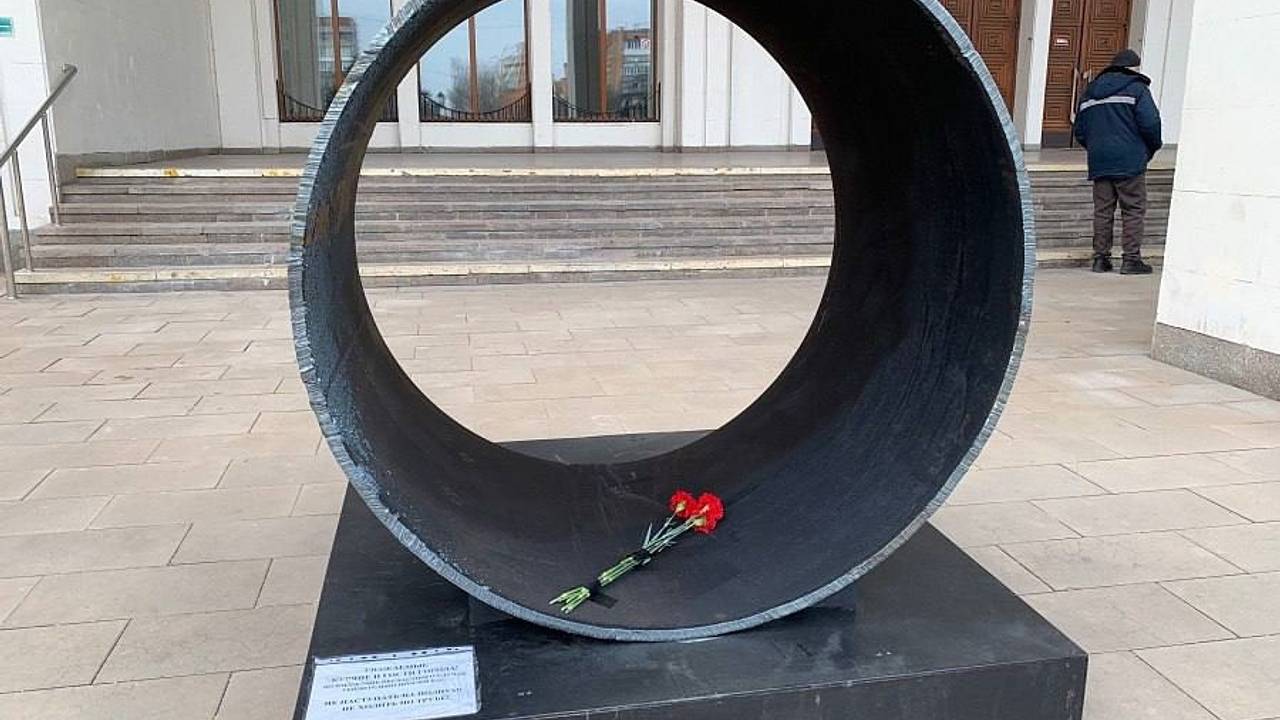 В Курске установили арт-объект в виде трубы в честь операции «Поток» В Курске установили арт-объект в виде трубы в честь операции «Поток»