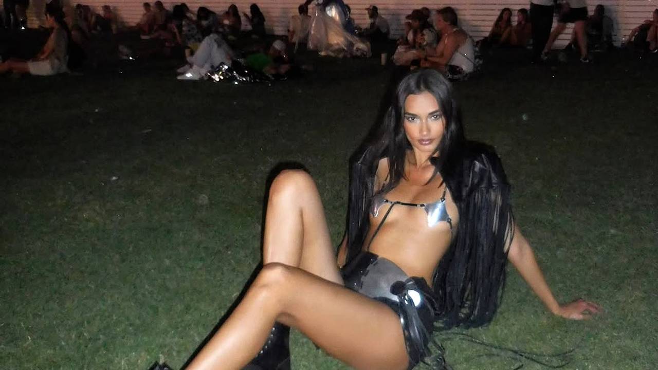 Модель Victoria's Secret в крошечном бюстгальтере из металла посетила Coachella Модель Victoria's Secret в крошечном бюстгальтере из металла посетила Coachella