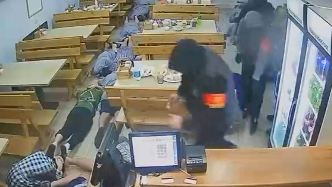 Силовики обнаружили в бане 25 нарушивших режим пребывания в России мигрантов