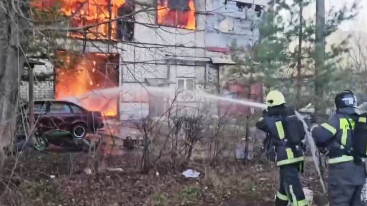 Появилось видео мощного пожара на заводе в столице российского региона Появилось видео мощного пожара на заводе в столице российского региона
