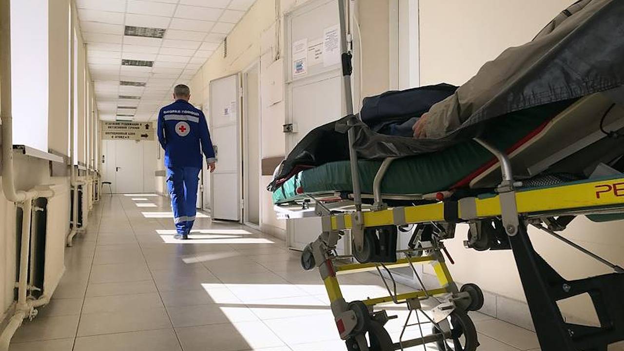 В Петербурге школьный учитель разбил телефон о голову шестиклассника В Петербурге школьный учитель разбил телефон о голову шестиклассника
