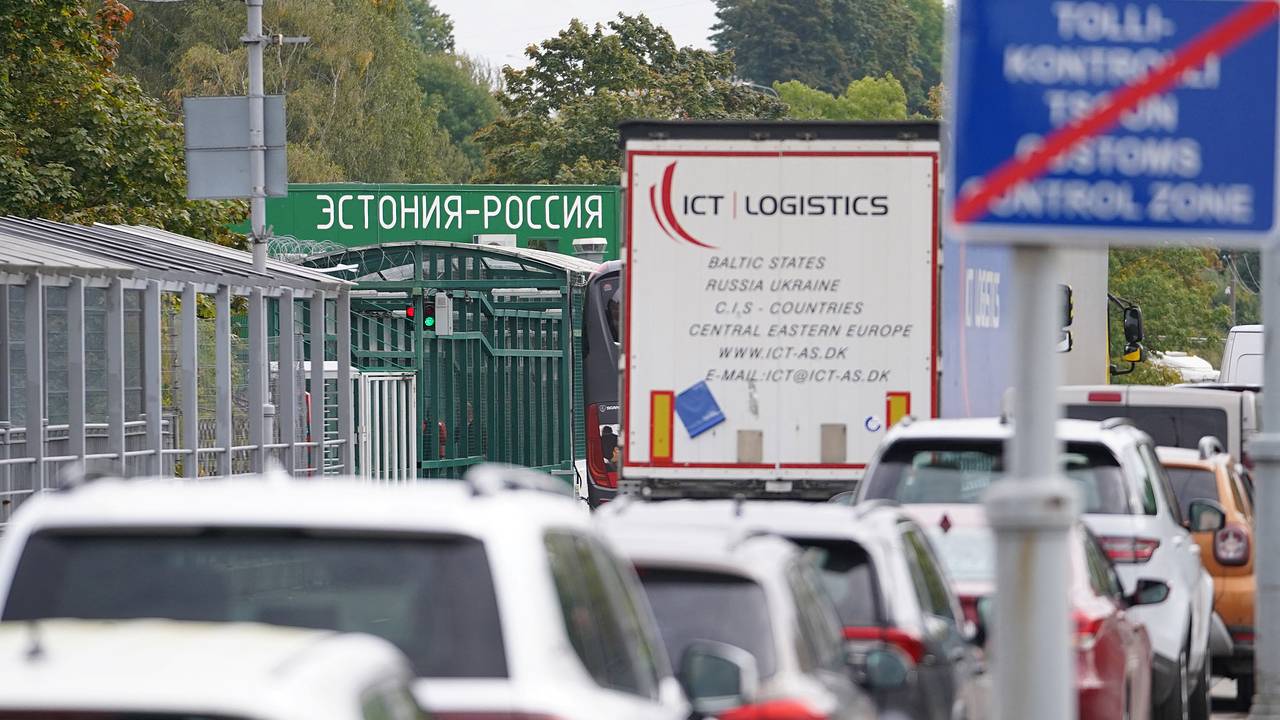 Желающие попасть в Россию на Пасху выстроились в очереди на границе Эстонии Желающие попасть в Россию на Пасху выстроились в очереди на границе Эстонии