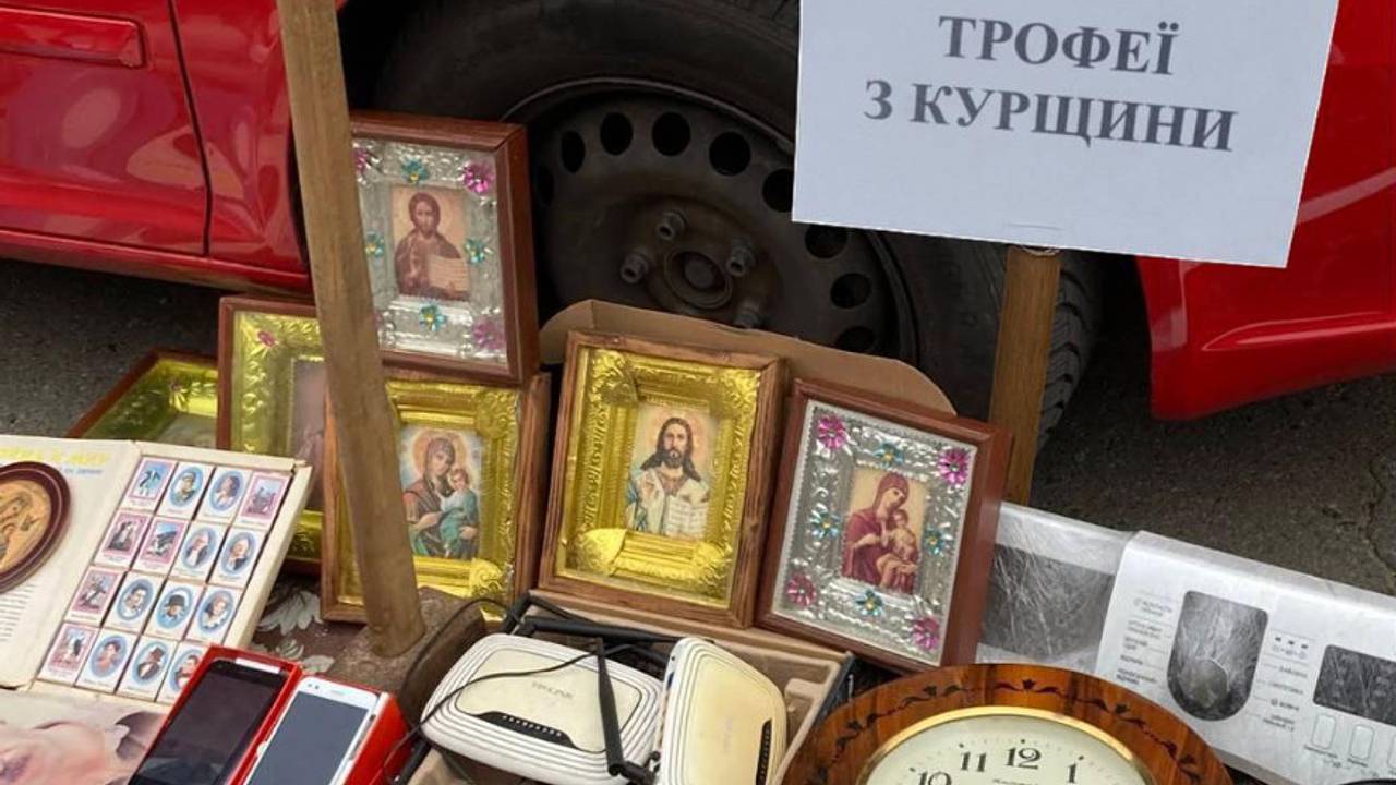 В сети появилось фото украинского рынка трофеев из Курской области В сети появилось фото украинского рынка трофеев из Курской области