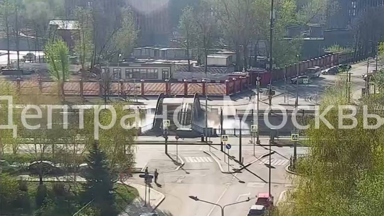 Автомобиль вылетел в реку Яузу в центре города Автомобиль вылетел в реку Яузу в центре города