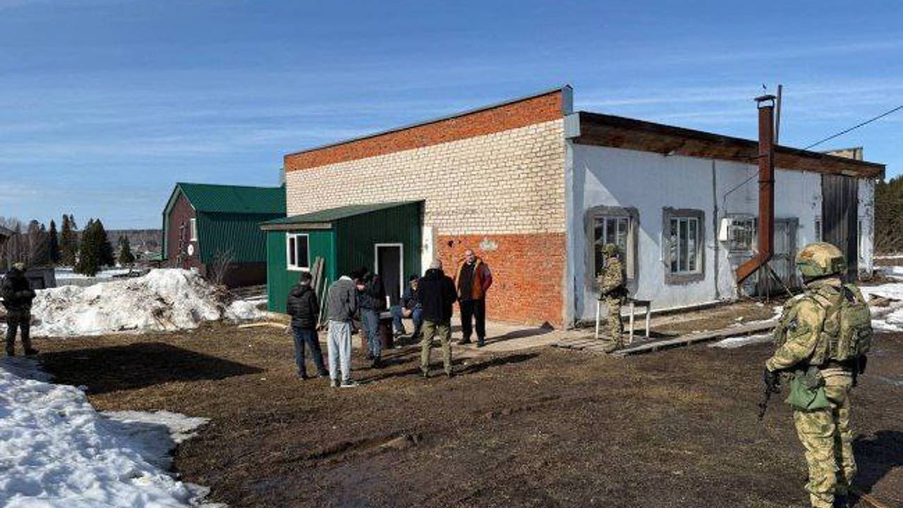 ФСБ и Росгвардия нашли в российском регионе незаконную молельню мигрантов ФСБ и Росгвардия нашли в российском регионе незаконную молельню мигрантов
