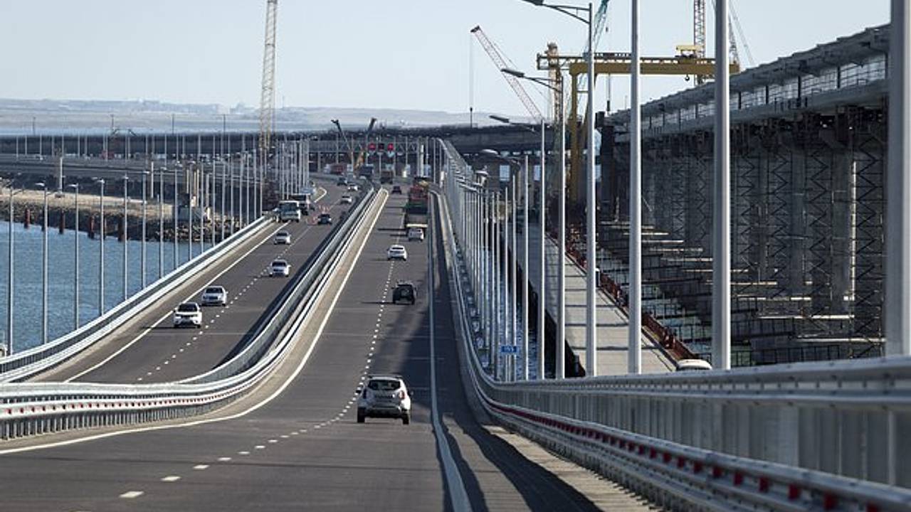 Автомобильное движение по Крымскому мосту возобновили Автомобильное движение по Крымскому мосту возобновили