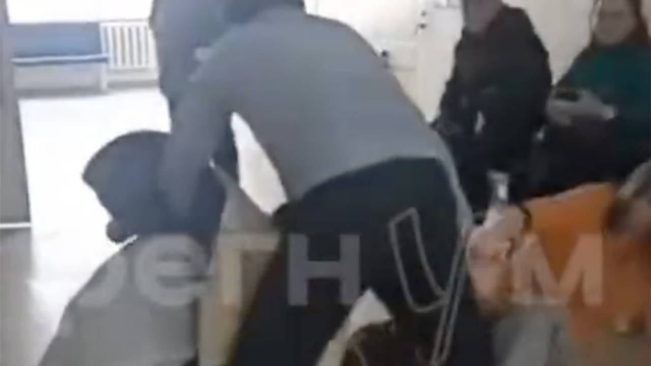 Женщина в никабе ударила россиянку со словами «я у себя на Родине» и попала на видео Женщина в никабе ударила россиянку со словами «я у себя на Родине» и попала на видео