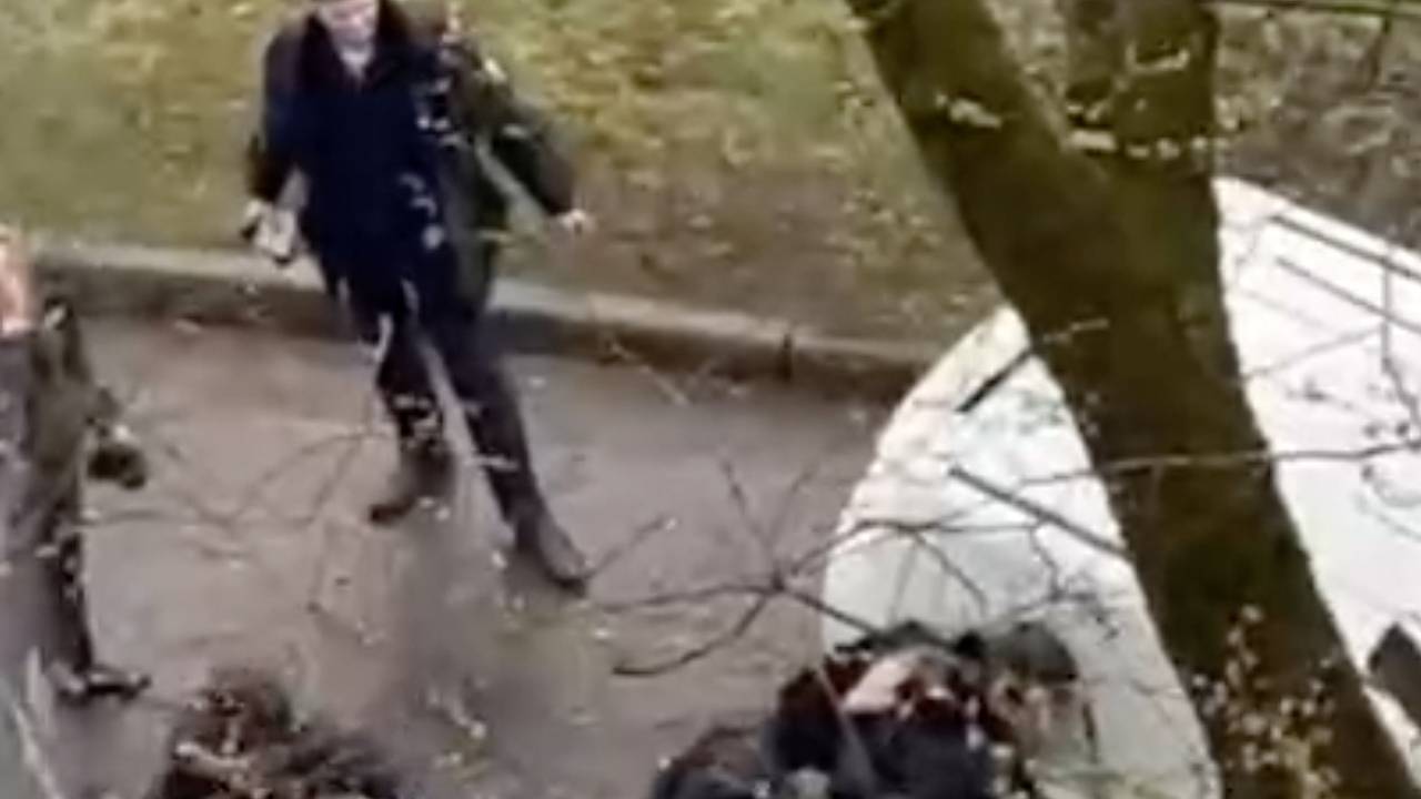 Задержание ударившего ножом в шею российского полицейского попало на видео Задержание ударившего ножом в шею российского полицейского попало на видео