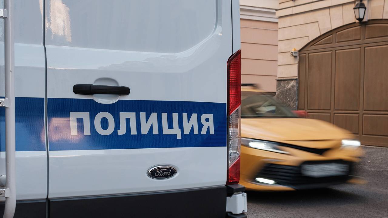 Полицейские применили оружие при задержании дебошира с двумя ножами в российском городе Полицейские применили оружие при задержании дебошира с двумя ножами в российском городе