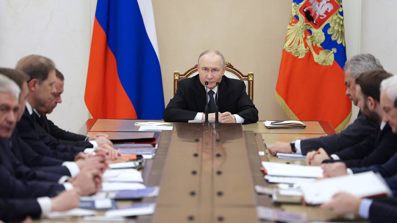 Путин обсудил с Совбезом развитие оборонно-промышленного комплекса Путин обсудил с Совбезом развитие оборонно-промышленного комплекса