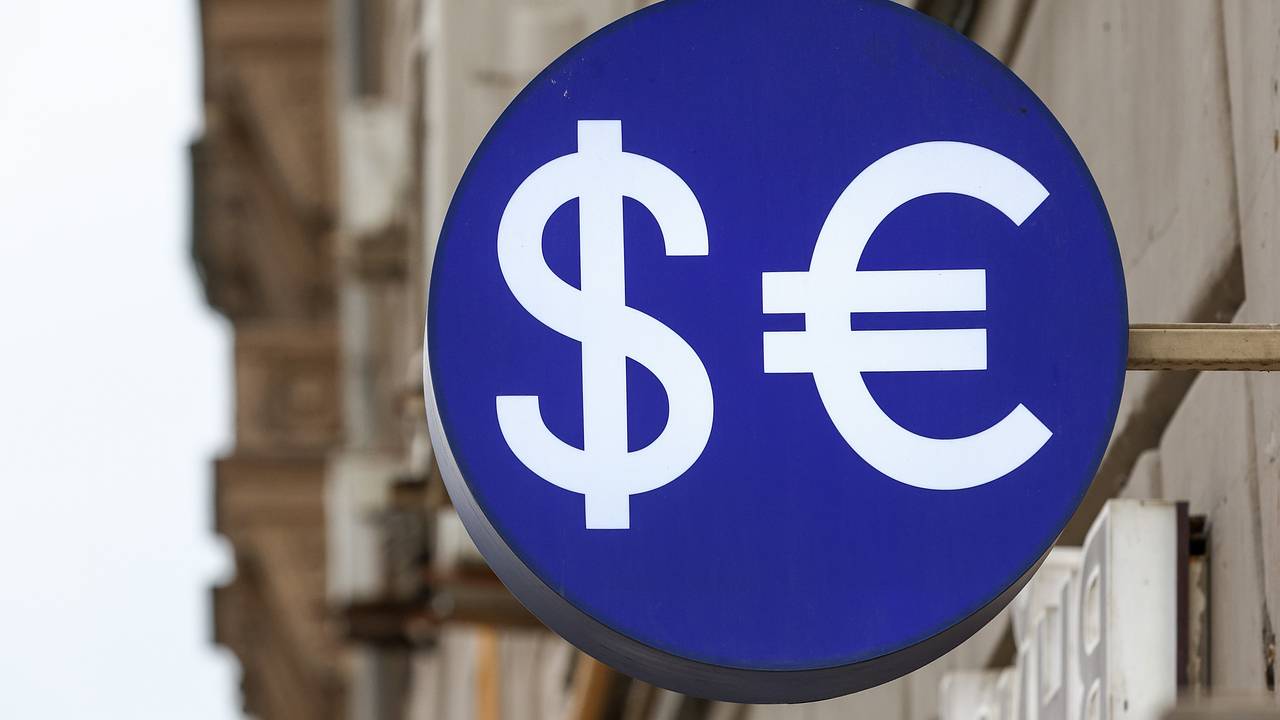 Рублю спрогнозировали резкое ослабление к доллару