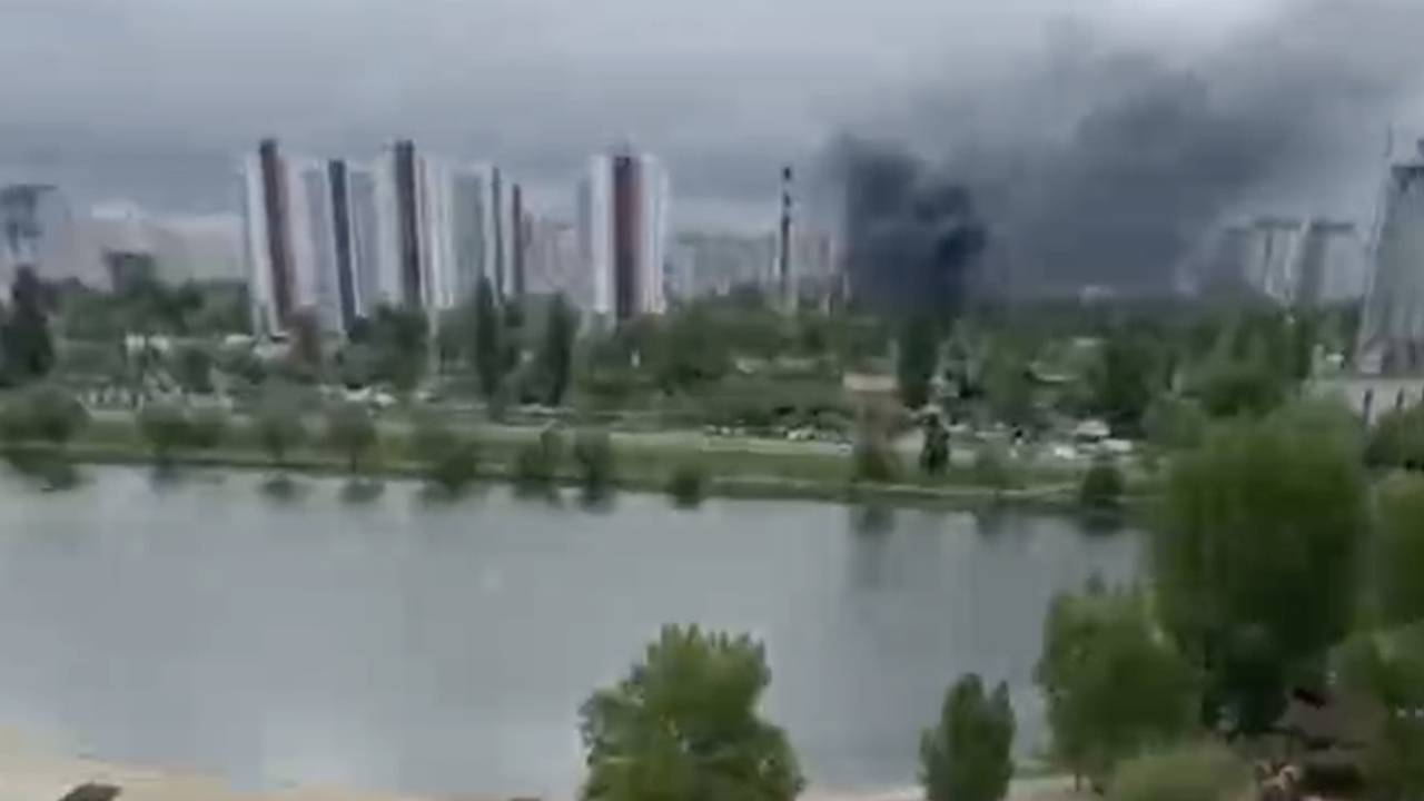 В Киеве загорелся завод «Буревестник» В Киеве загорелся завод «Буревестник»
