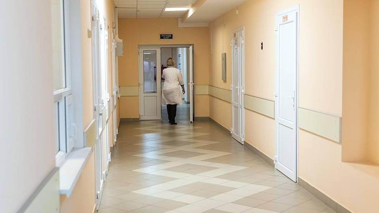 Сотрудница российского магазина оказалась в больнице из-за рухнувшей на нее дверцы витрины Сотрудница российского магазина оказалась в больнице из-за рухнувшей на нее дверцы витрины