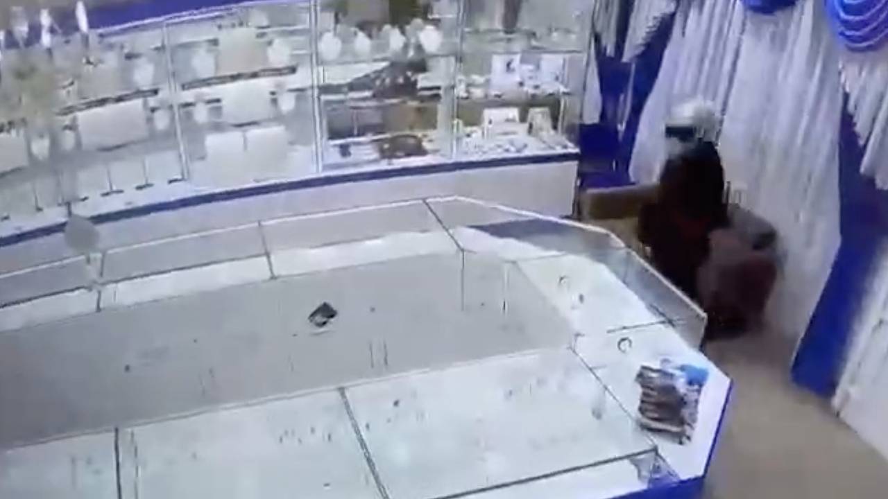 Дерзкое ограбление ювелирного магазина в российском поселке попало на видео Дерзкое ограбление ювелирного магазина в российском поселке попало на видео