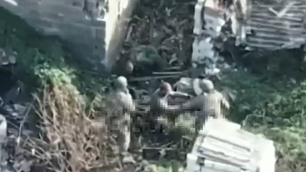 Пленный украинский военный попытался отнять оружие у российского солдата и попал на видео