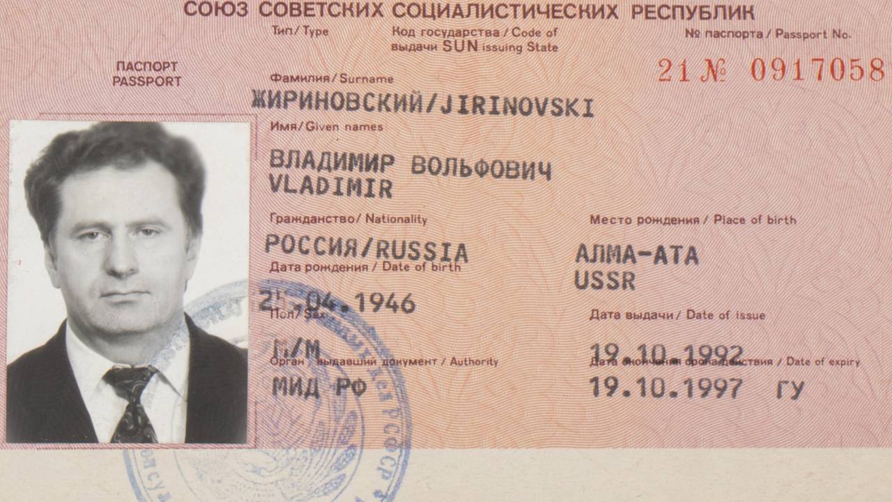Советский паспорт Жириновского продали за миллион рублей Советский паспорт Жириновского продали за миллион рублей