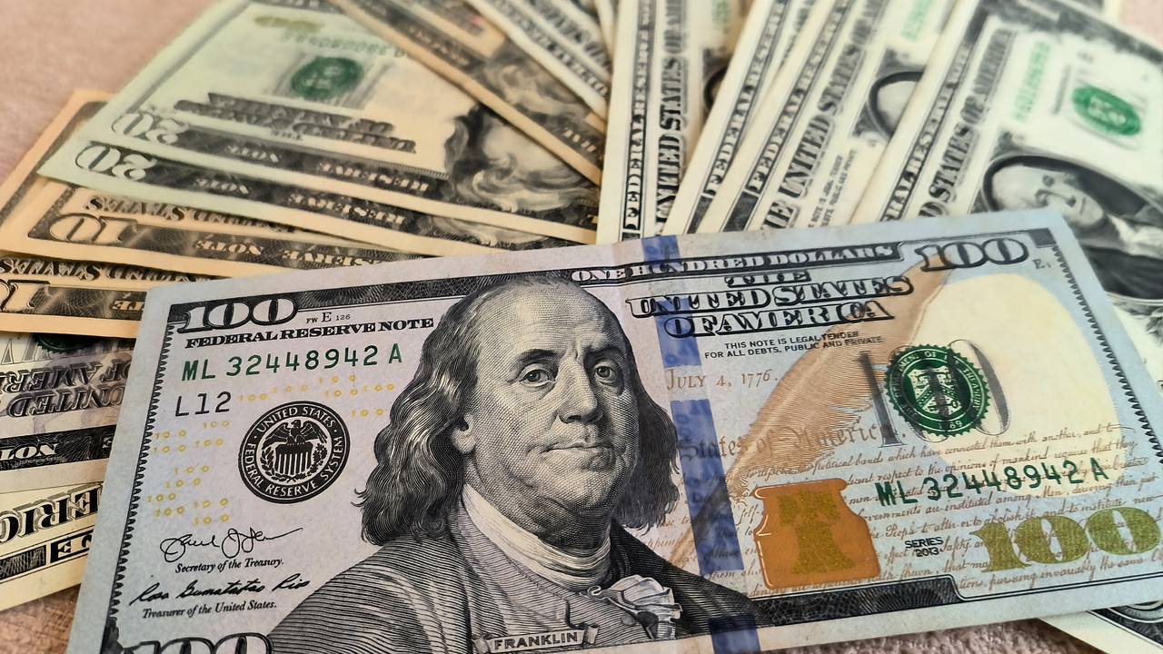Иностранец привез в Россию доллары и оказался под угрозой тюрьмы Иностранец привез в Россию доллары и оказался под угрозой тюрьмы