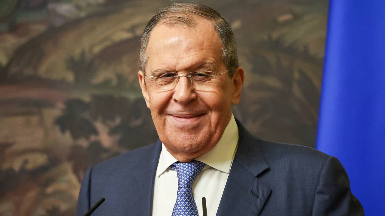 Лавров прибыл на встречу БРИКС на машине с говорящей табличкой Лавров прибыл на встречу БРИКС на машине с говорящей табличкой