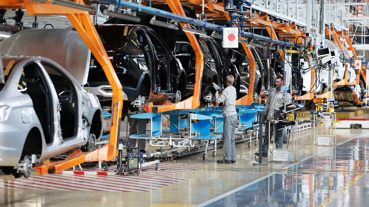 «АвтоВАЗ» объяснил приостановку работы в мае «АвтоВАЗ» объяснил приостановку работы в мае