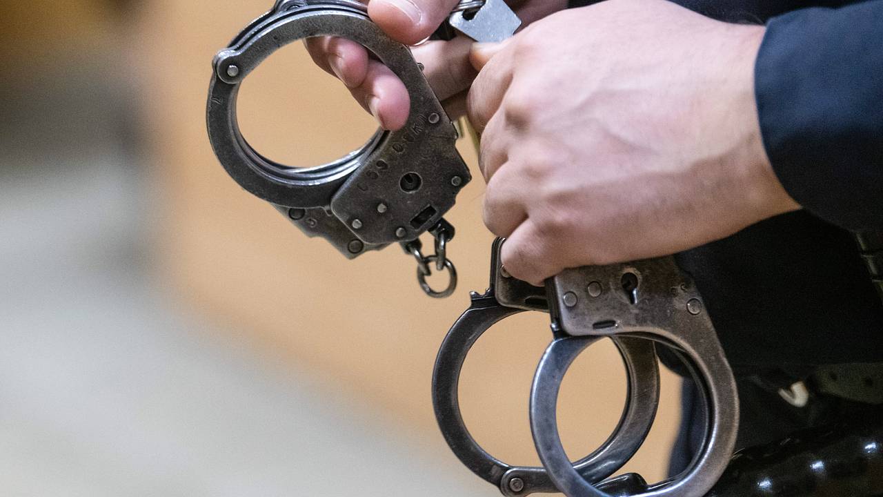 Российского подростка на год отправили в колонию за избиение девушек из-за их стрижек Российского подростка на год отправили в колонию за избиение девушек из-за их стрижек