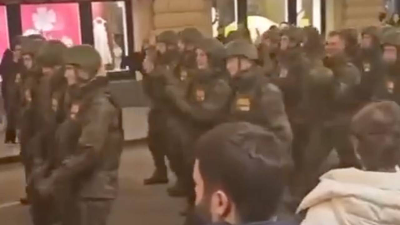 Реакцию горожан на прошедший по центру Москвы строй бойцов СВО с медалями сняли на видео Реакцию горожан на прошедший по центру Москвы строй бойцов СВО с медалями сняли на видео