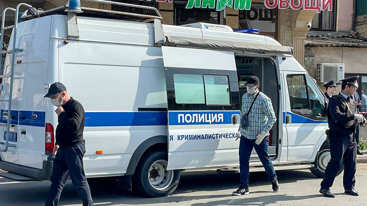 Следователи начали допросы родственников и друзей напавших на полицейских в Махачкале Следователи начали допросы родственников и друзей напавших на полицейских в Махачкале