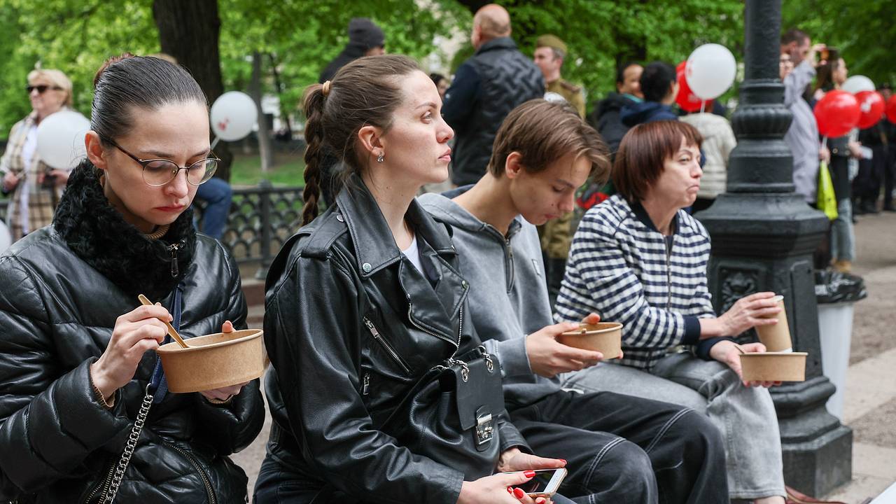 Москвичам на Патриарших предложили поесть тушенки Москвичам на Патриарших предложили поесть тушенки