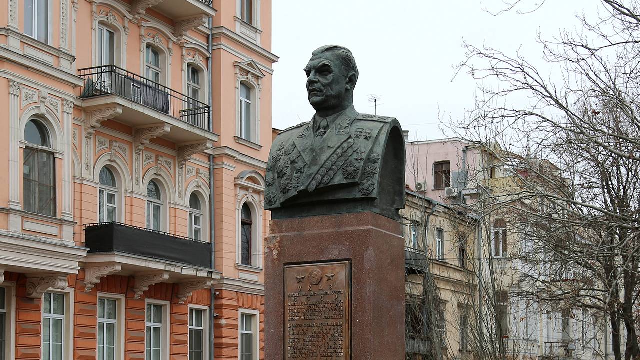 В Одессе сорвали табличку с памятника маршалу Малиновскому В Одессе сорвали табличку с памятника маршалу Малиновскому