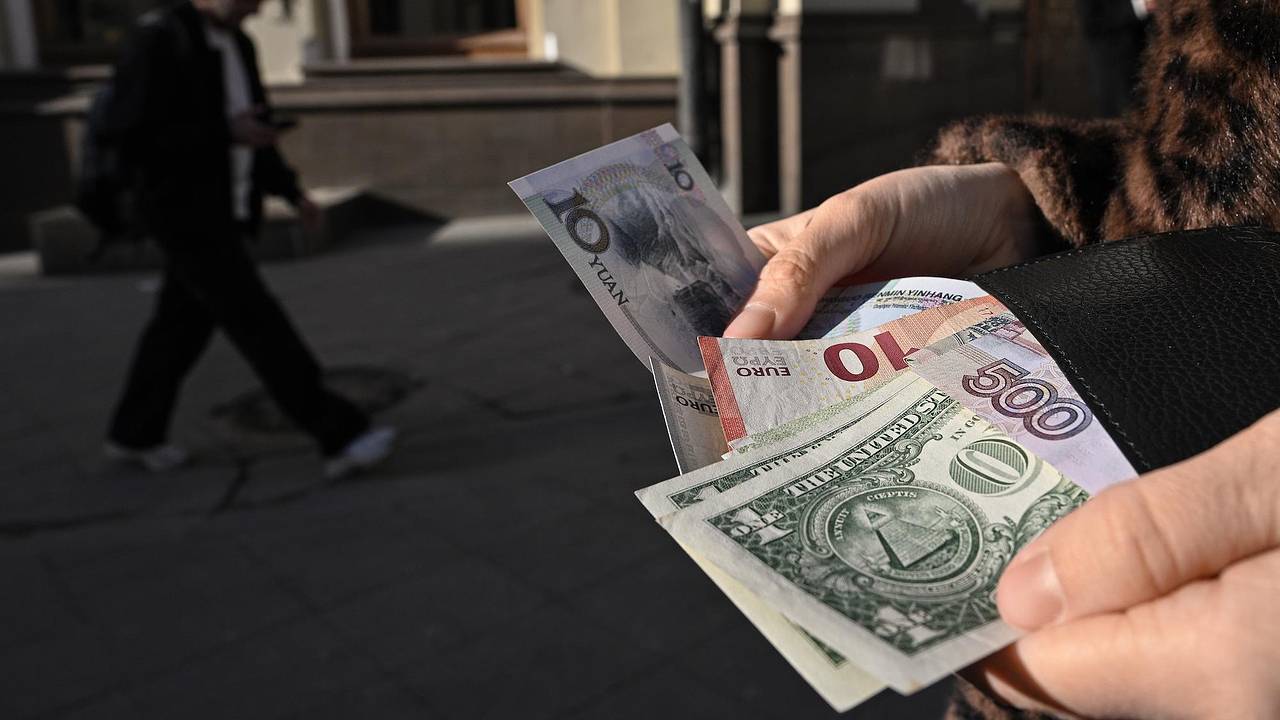 Россиянам дали совет по обмену валюты для поездок за границу Россиянам дали совет по обмену валюты для поездок за границу
