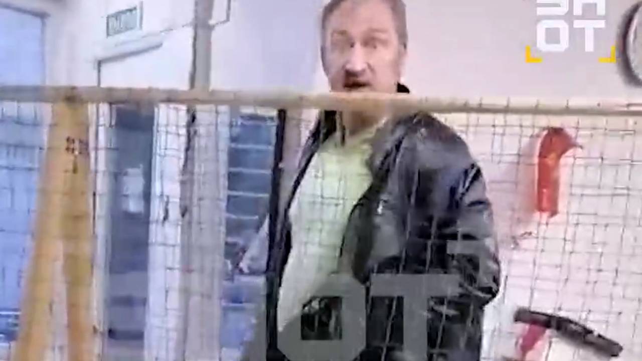 Россиянин ворвался в центр волонтеров СВО со словами «вас забить надо» и попал на видео Россиянин ворвался в центр волонтеров СВО со словами «вас забить надо» и попал на видео