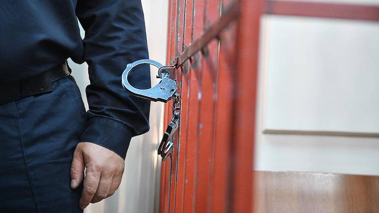 Российский заключенный сам сделал себе тату с запрещенной символикой и будет осужден Российский заключенный сам сделал себе тату с запрещенной символикой и будет осужден