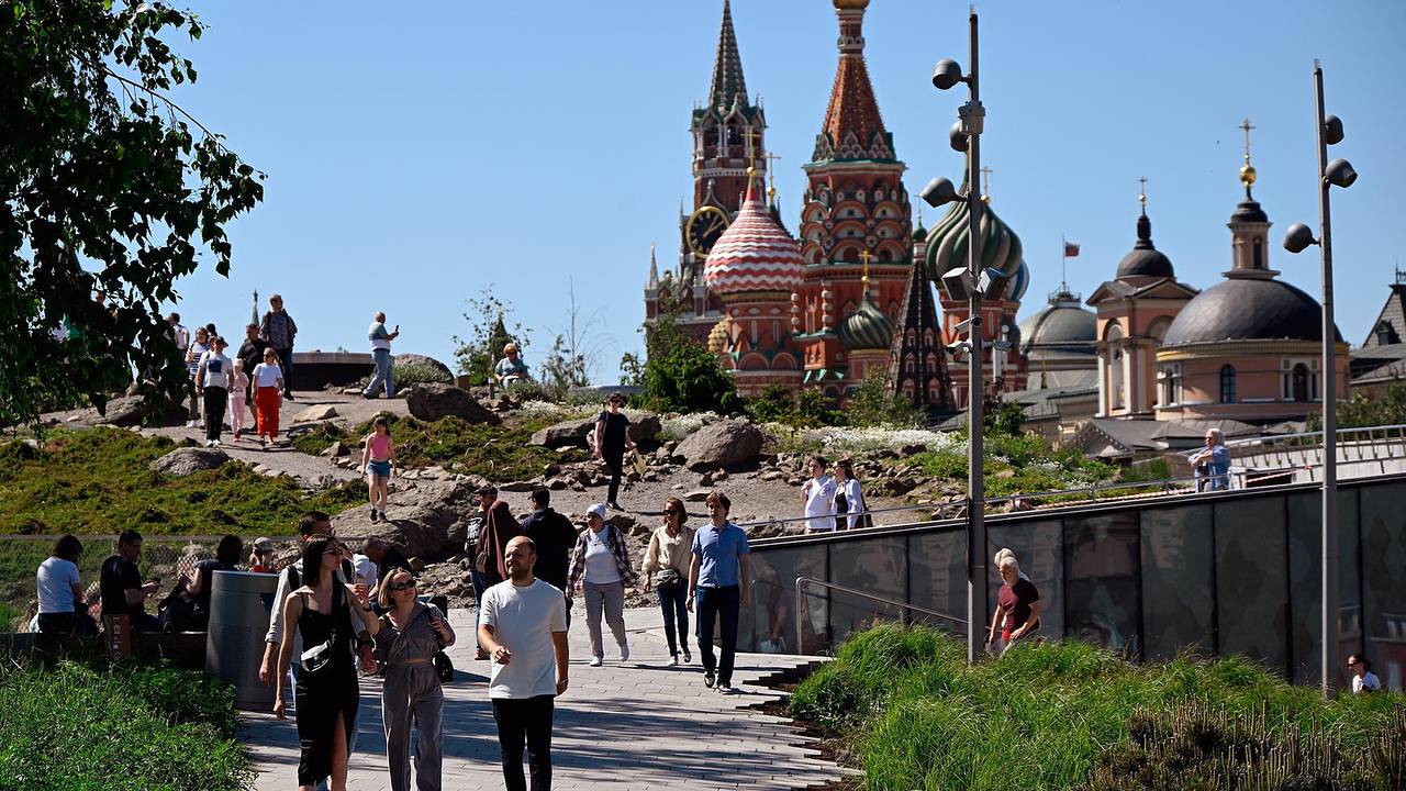 Иностранные туристы массово устремились в Россию Иностранные туристы массово устремились в Россию
