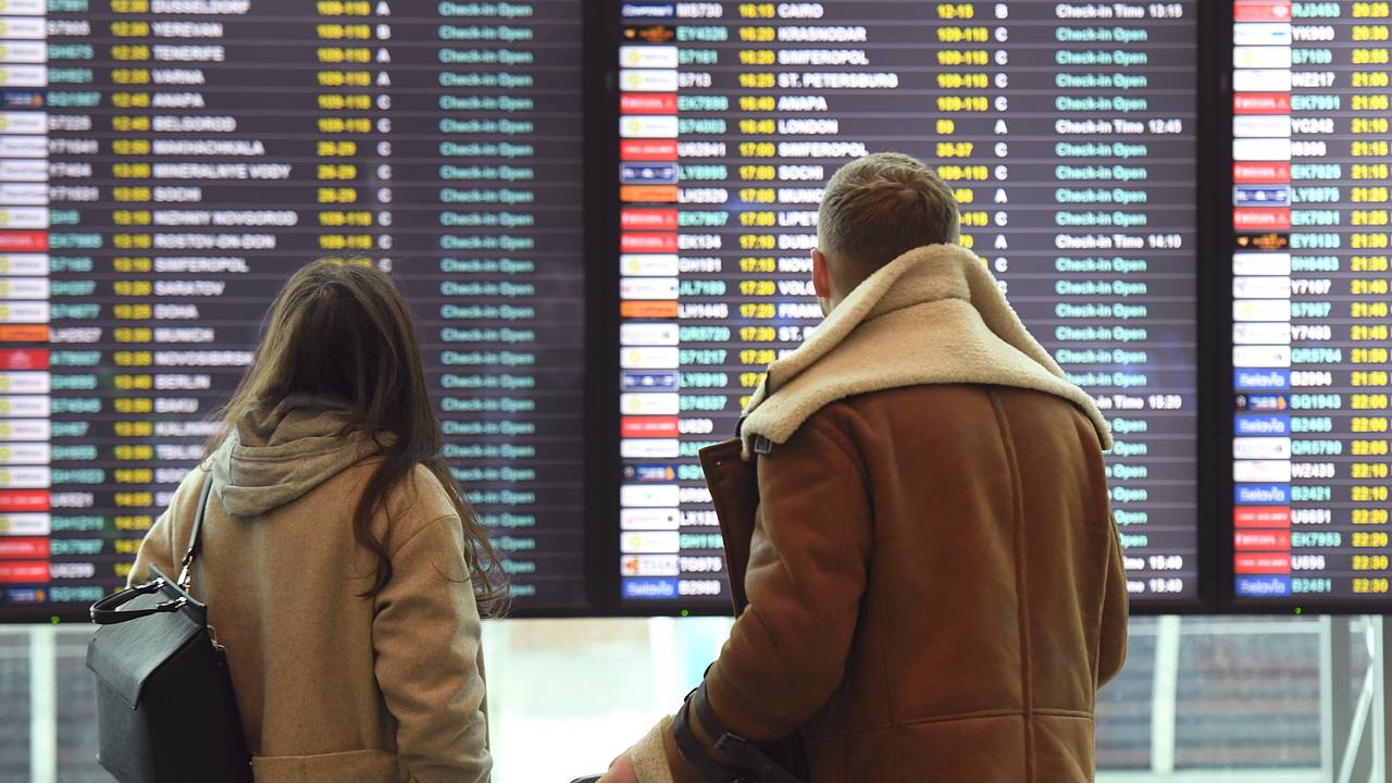Россияне застряли в аэропортах из-за проблем с полетами в Египет Россияне застряли в аэропортах из-за проблем с полетами в Египет