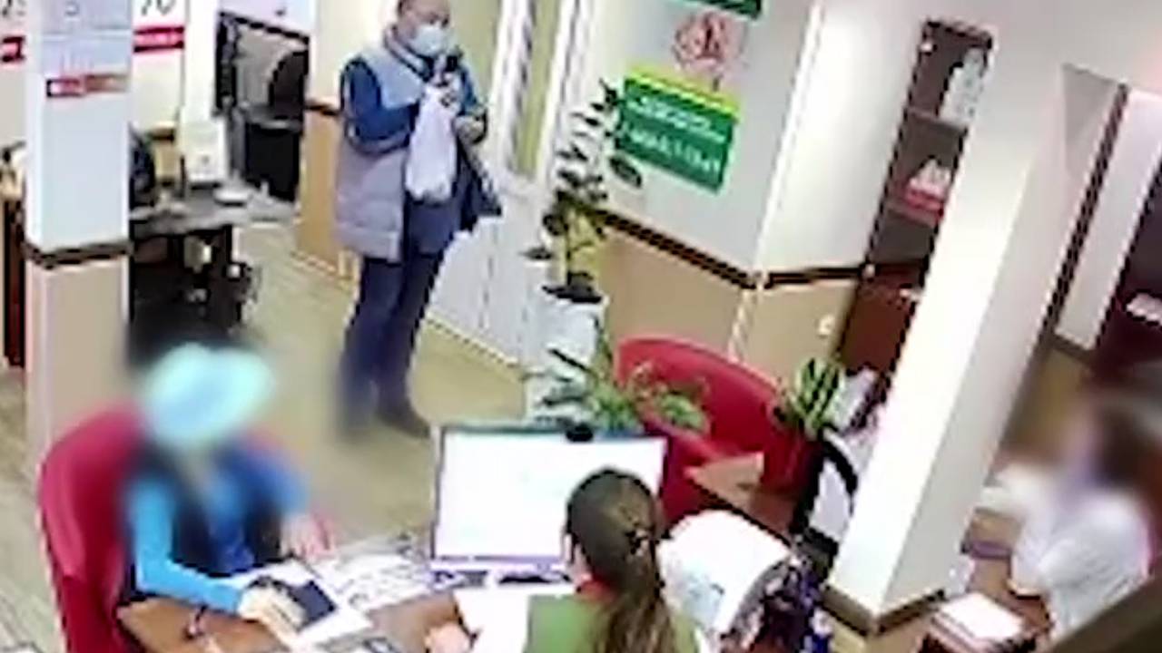 Мошенники по телефону убедили россиянку ограбить с гранатой две МФО Мошенники по телефону убедили россиянку ограбить с гранатой две МФО