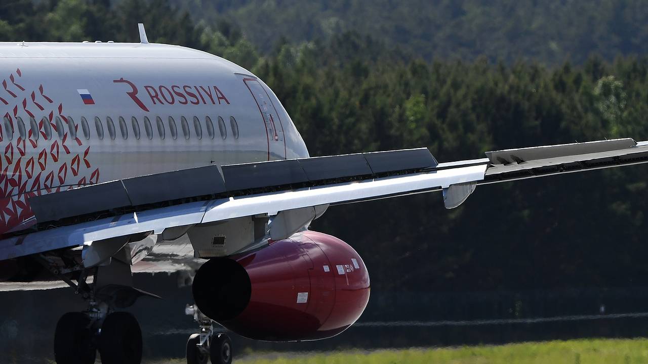 Самолет Superjet 100 с россиянами на борту резко прервал рейс из-за поломки Самолет Superjet 100 с россиянами на борту резко прервал рейс из-за поломки