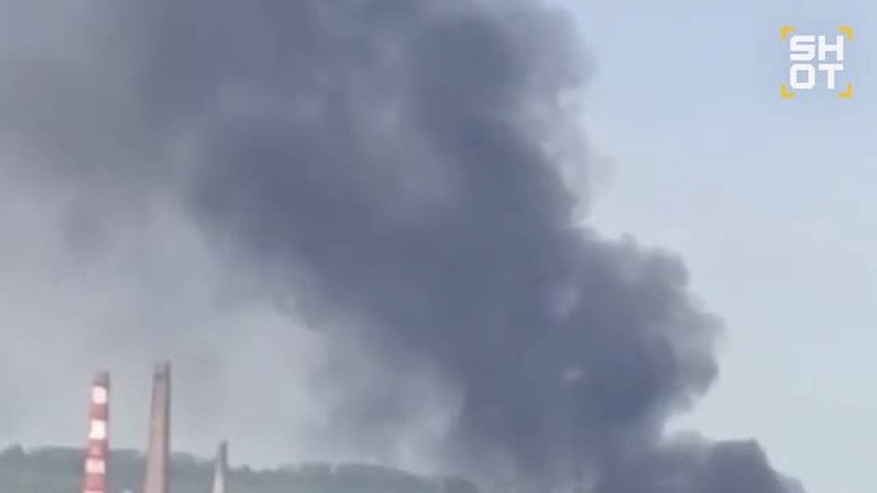 Появились кадры с места взрыва на заводе в российском регионе Появились кадры с места взрыва на заводе в российском регионе